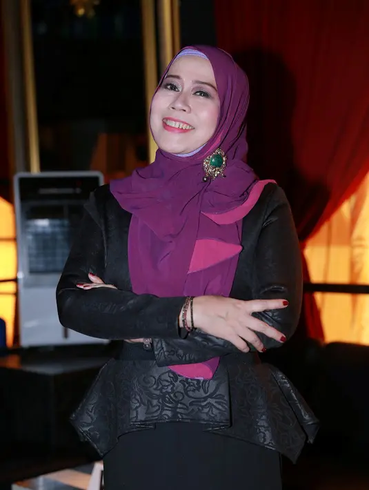 'Masih menyanyi, masih keliling. Tiap minggu keliling daerah,'  jelas Dewi Yull di fx Sudirman, Jakarta Pusat, Rabu (30/9/2015). (Galih W. Satria/Bintang.com)