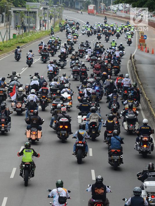 Komunitas motor melakukan konvoi dalam kegiatan Millennial Road Safety Festival di Jalan Sudirman, Jakarta, Sabtu (16/3). Kegiatan itu bentuk kampanye keselamatan berlalu lintas pada anak-anak  muda dengan cara mengemudi tertib. (merdeka.com/Imam Buhori)
