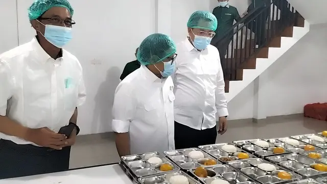 Muhaimin Iskandar melihat langsung proses penyediaan Makan Bergizi Gratis di Dapur Kebayunan Tapos, Depok, Senin (6/1/2025)