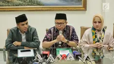Sekjen PPP Asrul Sani menggelar konferensi pers terkait penetapan status tersangka Ketum PPP Romahurmuziy oleh KPK di Jakarta, Sabtu (16/3). PPP akan segera melakukan rapat pengurus harian untuk menentukan nasib Romahurmuziy. (Liputan6.com/Faizal Fanani)