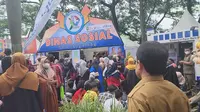 Pembagian BLT secara serentak di 13 kecamatan. Warga di tiga kecamatan mengambilnya langsung di booth Dinas Sosial Pekan Raya Kota Tangerang, di kawasan Puspemkot Tangerang. (Liputan6.com/Pramita Tristiawati)