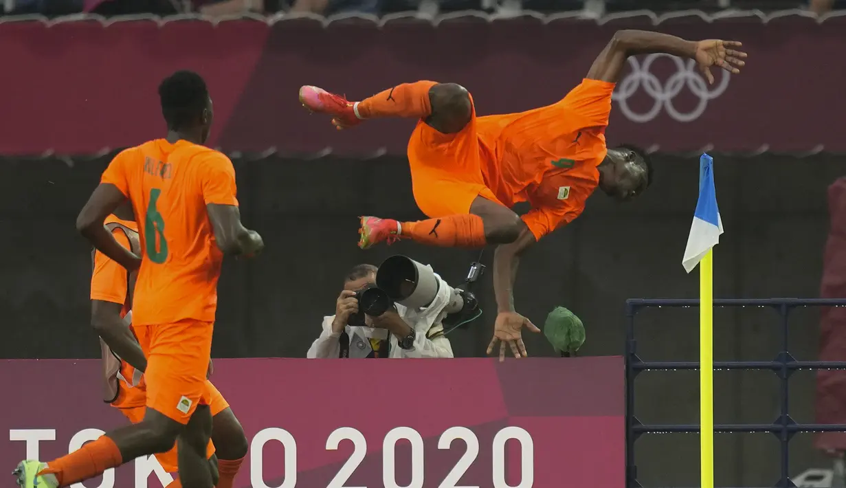 Pada babak kedua, Pantai Gading lebih berani keluar menyerang dan hasilnya mereka dapat unggul pada menit ke-67. Bek Jerman, Benjamin Henrichs membuat gol bunuh diri saat terjadi kemelut di muka gawang Jerman. Pantai Gading 1, Jerman 0. (Foto: AP/Andre Penner)