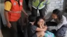 Keluarga dan polisi berhasil menyelamatkan sang ibu rumah tangga dan mengevakusinya ke rumah sakit.