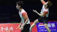 Ganda putra Indonesia, Marcus Gideon dan Kevin Sanjaya mengembalikan kok ke arah Lee Yang dan Wang Chi-Lin (Chinese Taipei) pada babak perempat final Piala Sudirman 2019 di Nanning, China, Jumat (24/5/2019). Indonesia mengungguli Chinese Taipei 1-0 di perempat final Piala Sudirman. (WANG ZHAO/AFP)