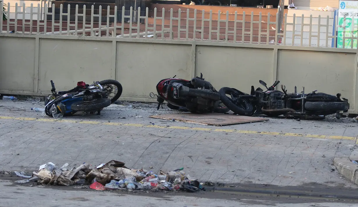 Sejumlah sepeda motor rusak saat bentrok polisi dan massa di depan gedung Sarinah, Jakarta, Kamis (23/5/2019). Bentrokan terjadi setelah pihak kepolisian berupaya membubarkan massa aksi yang masih bertahan di depan gedung Bawaslu. (Liputan6.com/Herman Zakharia)