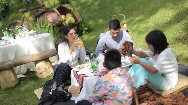 Dian Sastrowardoyo piknik bersama keluarga (Instagram/therealdisastr)