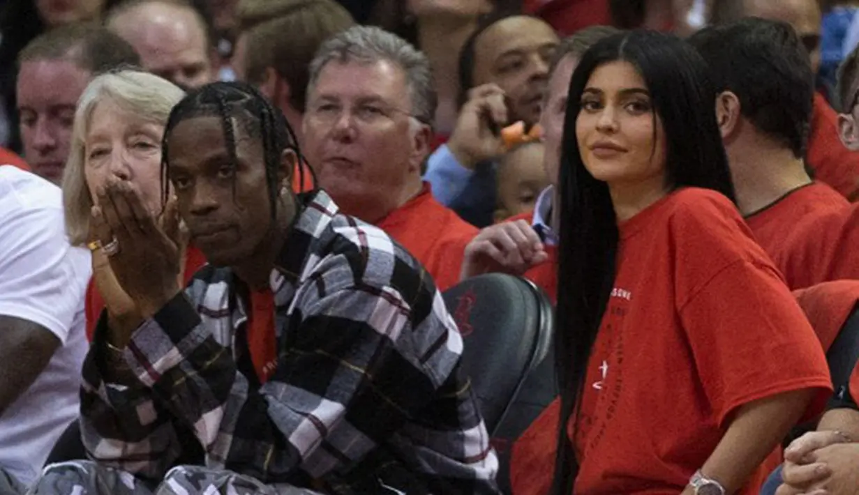 Namun di sisi lain, People mewartakan bahwa seorang sumber mengungkap keterkejutannya lantaran Kylie hamil dan mengandung anak dari pria yang belum lama menjalin hubungan dengannya, Travis Scott. (AFP/Bob Levey)
