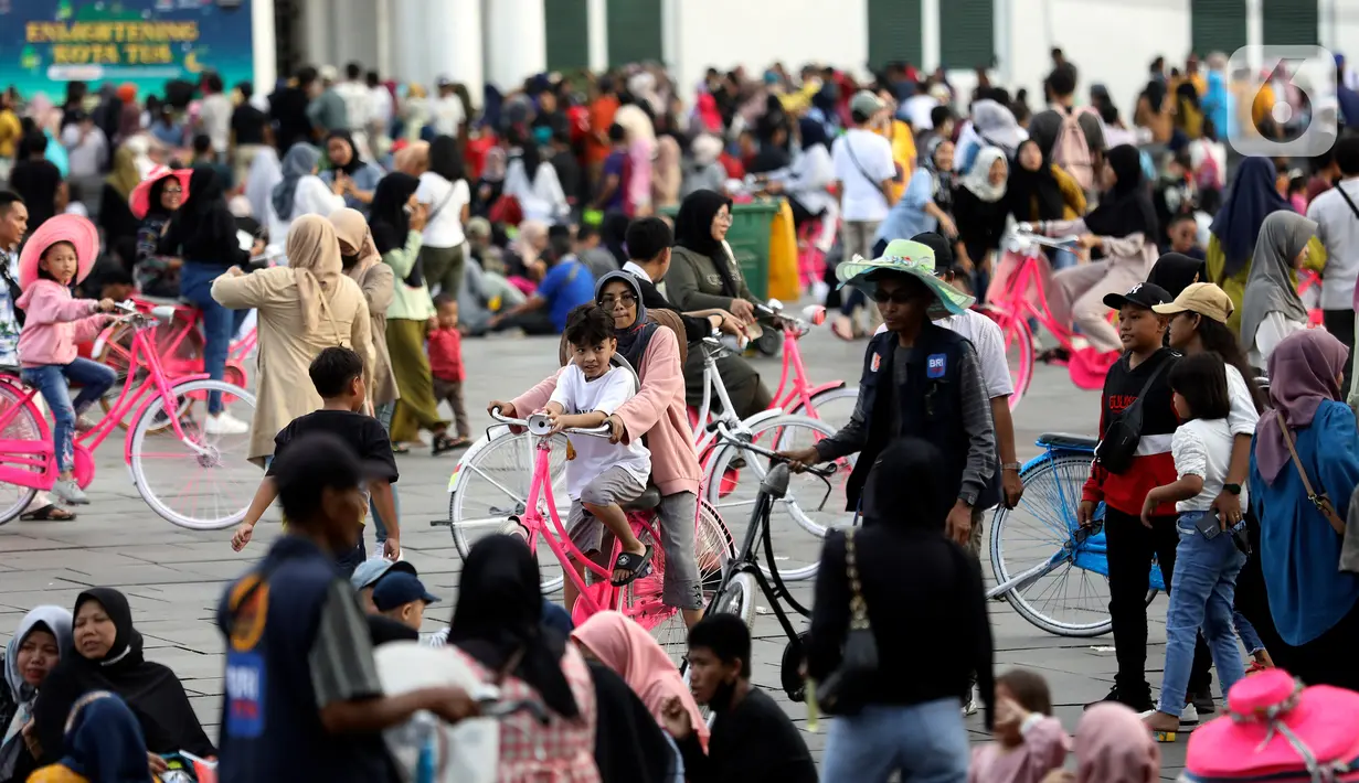 Setelah mengunjungi sanak keluarga saat lebaran, masyarakat Jakarta dan sekitarnya yang tidak mudik mulai memadati berbagai tempat wisata, salah satunya kawasan Kota Tua ini. (Liputan6.com/Johan Tallo)