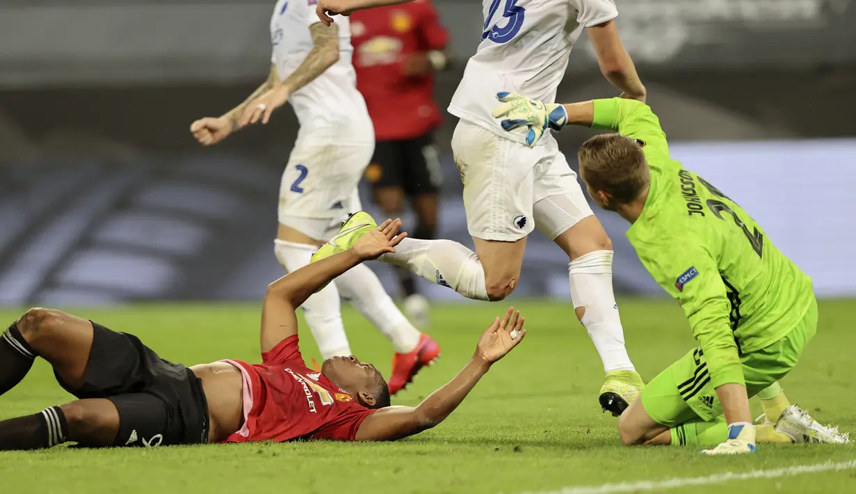 Penjaga gawang Copenhagen Karl-Johan Johnsson (kanan) bereaksi setelah pemain Manchester United Anthony Martial dilanggar dalam kotak penalti pada perempat final Liga Europa di Cologne, Jerman, Senin (10/8/2020). Manchester United menang 1-0. (Wolfgang Rattay/Pool via AP)