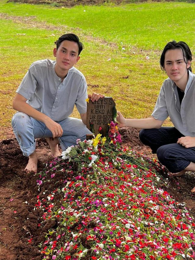 6 Momen Clay Gribble 'Dari Jendela SMP' di Pemakaman Sang Ibunda, Berusaha Tegar