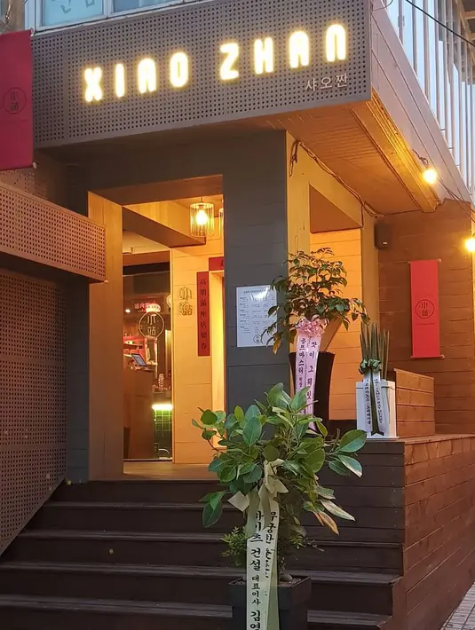 Para petugas pemadam kebakaran terlihat memantau dan memikirkan cara untuk memadamkan api. Setelah kebakaran berhasil dipadamkan, restoran milik Henry ini mengalami kerusakan berat. (Foto: instagram.com/xiaozhaneats)