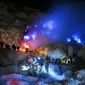 Pesona api biru di kawah Gunung Ijen jadi daya tari wisatawan yang berkunjung. (Istimewa)