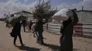 Sebelumnya, militer Israel sudah memberikan perintah kepada warga kota Gaza untuk segera mengungsi ke wilayah selatan lewat selebaran yang disebar melalui jalur udara. (AP Photo/Jehad Alshrafi)
