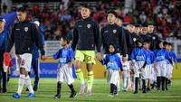 Pemain Timnas Indonesia U-20 memasuki lapangan pertandingan saat laga Grup F Kualifikasi Piala Asia U-20 2025 melawan Timor Leste di Stadion Madya, Senayan, Jakarta, Jumat (27/09/2024). (Bola.com/Bagaskara Lazuardi)