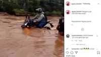 Honda CBR150R nekat libas banjir (Ist)