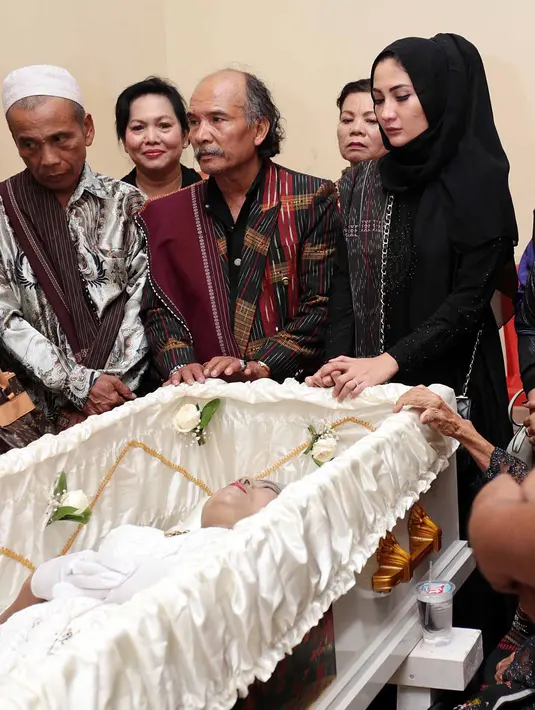 Meskipun Natalie dan ibundanya berbeda keyakinan, namun ia tetap setia mendampingi jenazah sang ibu yang kini disemayamkan di Gedung Serba Guna Perumnas Klender, Jakarta Timur, untuk terakhir kalinya. (Deki Prayoga/Bintang.com)