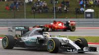 Seorang engineer ketahuan mencuri data performa mobil dari tim balap Mercedes AMG Petronas yang dikendarai Lewis Hamilton.