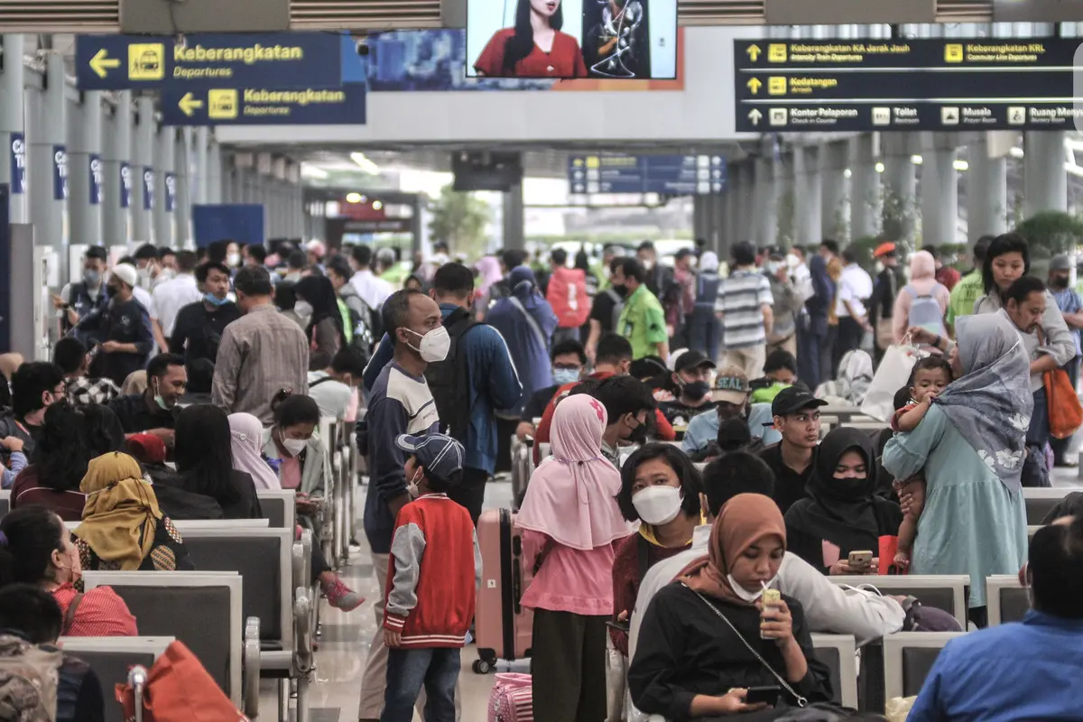 Libur Nataru, Ribuan Penumpang Padati Stasiun Pasar Senen