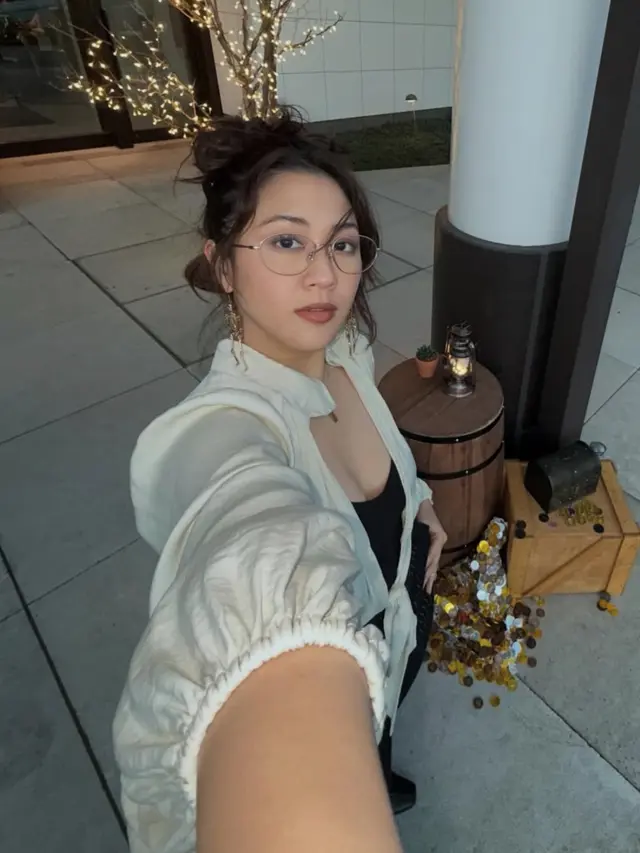 Sherina Munaf Hadir di Acara One Piece di Jepang pakai kacamata. [@sherinamunaf]