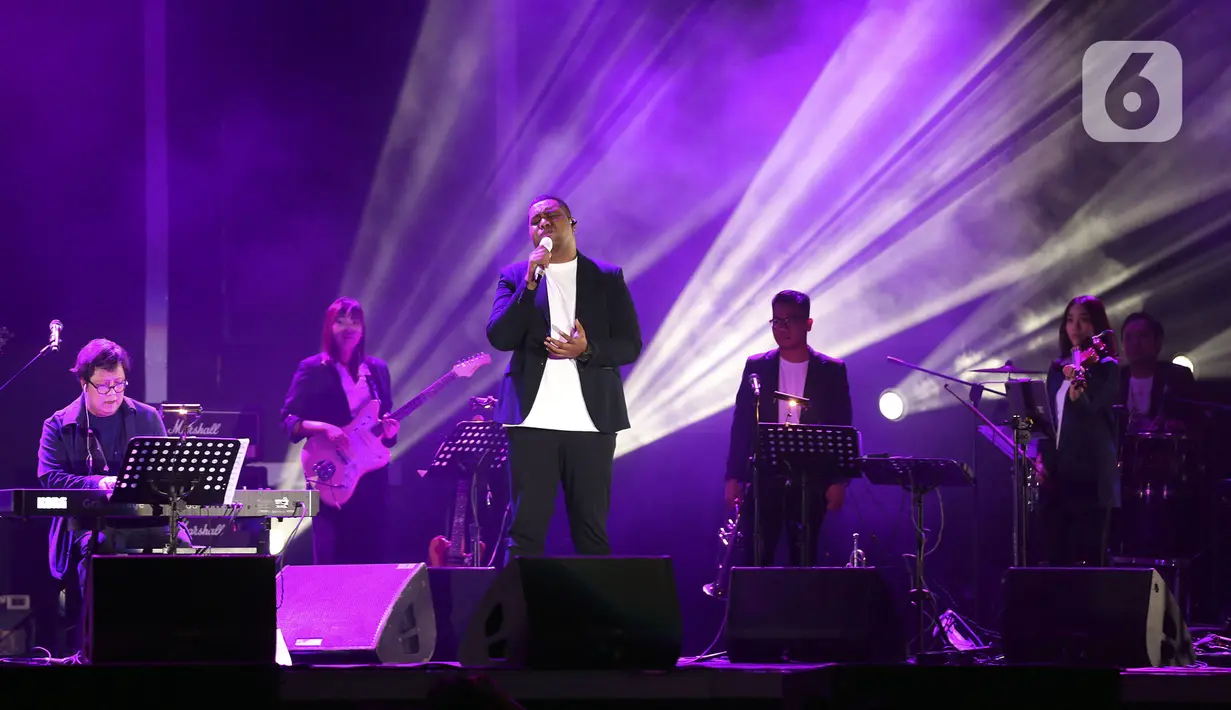 Penyanyi Andmesh Kamaleng (tengah) berkolaborasi bersama komposer Erwin Gutawa (kiri) pada hari pertama BNI Java Jazz Festival 2022 di JIExpo Kemayoran, Jakarta, Jumat (27/5/2022). Java Jazz Festival 2022 digelar pada 27-29 Mei setelah vakum selama dua tahun akibat pandemi COVID-19. (Liputan6.com/Johan Tallo)