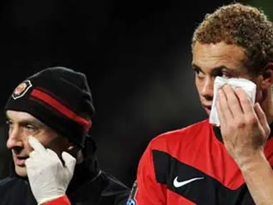Bek Manchester United, Wes Brown (R) menerima perawatan menyusul cedera di pipinya di laga lawan Tottenham Hotspur yang berlangsung di Old Trafford, 1 Desember 2009. AFP PHOTO / PAUL ELLIS 