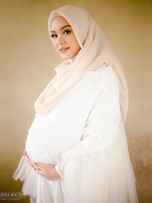 6 Gaya Maternity Shoot Vebby Palwinta Jelang Melahirkan, Romantis Bareng Suami