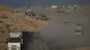 Truk-truk yang mengangkut bantuan kemanusiaan melintasi Kota Gaza setelah masuk dari Israel melalui pos perbatasan Zikim di bagian utara Jalur Gaza, Kamis 13 November 2025. Truk pengangkut bantuan kemanusiaan kembali memasuki Jalur Gaza melalui penyebrangan Zikim di utara pada Kamis (13/11/2025) waktu setempat, setelah otoritas Israel membuka kembali perbatasan tersebut. (AP Photo/Jehad Alshrafi)