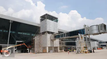Pembangunan Tower Air Traffic Controller (ATC)‎ di Terminal 3 Ultimate Bandara Soekarno-Hatta, Tangerang, Rabu (13/7). Angkasa Pura II terus kebut pembangunan ATC dengan target penyelesaian tower 1 minggu mendatang. (Liputan6.com/Helmi Afandi)