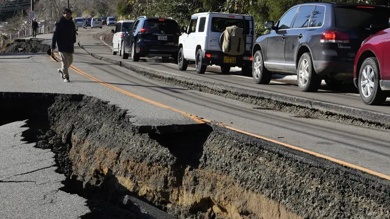 Jalan Retak Terdampak Gempa Jepang