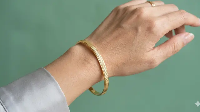 Model Gelang Emas Bangle Elegan untuk Wanita 40 Tahun ke Atas. Gemini