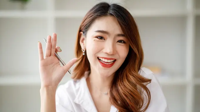 karir mandiri bekerja baju putih tersenyum