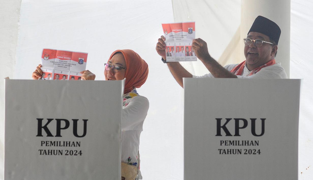 Rano Karno menggunakan hak suaranya di Tempat Pemungutan Suara (TPS) 65 di Kawasan Cilandak, Jakarta Selatan. (merdeka.com/Arie Basuki)