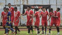 Para pemain Persija Jakarta merayakan gol yang dicetak Sandy Sute ke gawang Cilegon FC pada laga uji coba di Stadion Krakatau Steel Cilegon, Banten, Sabtu (18/3/2017). Persija menang 1-0 atas Cilegon United. (Bola.com/Vitalis Yogi Trisna)