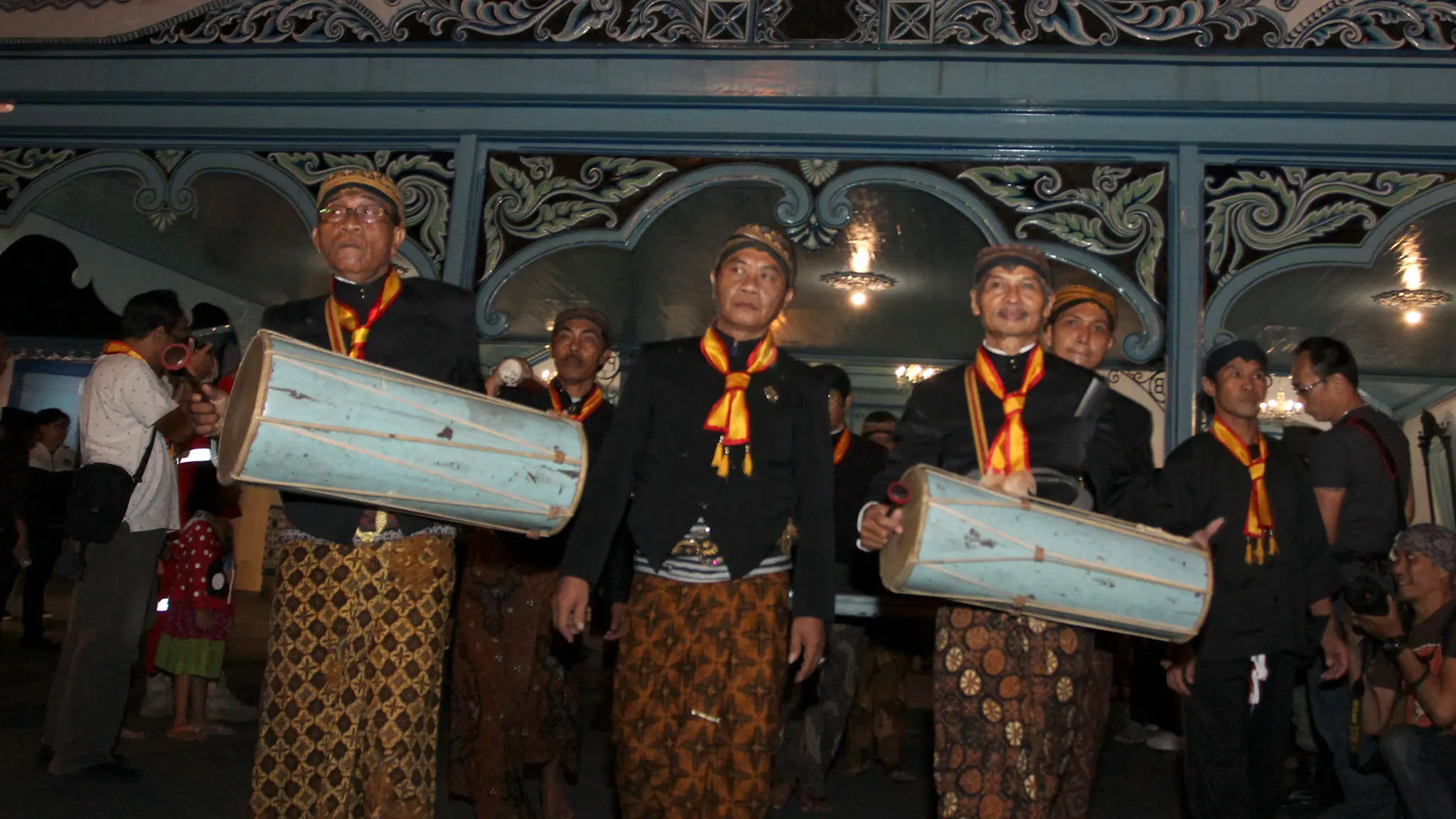 Gamelan Kraton ikut mengarak tumpeng menyambut Lailatul Qodar (foto : Liputan6.com/fajar abrori)