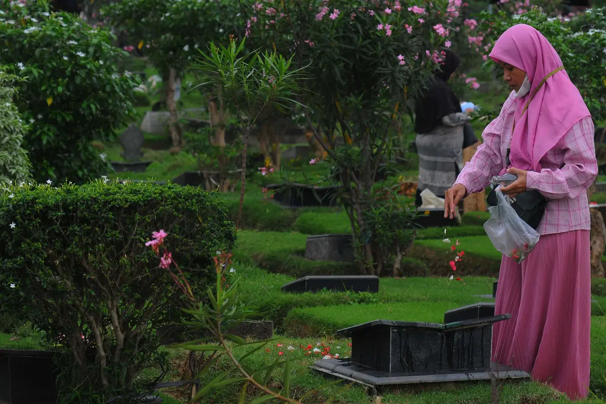 Jelang Puasa Ramadan 1444 H, Warga Ziarah Makam di TPU Malaka Jakarta Timur