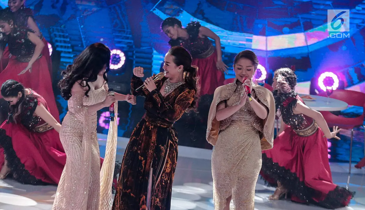 Aksi pedangdut Dewi Perssik (kiri), Siti Badriah (kanan), dan  Zaskia Gotik (tengah) saat tampil dalam Indonesian Dangdut Awards 2018 di Jakarta, Jumat (12/10). Mereka membawakan lagu Bintang Pentas, Bara Bere, dan Tarik Selimut. (Faizal Fanani)