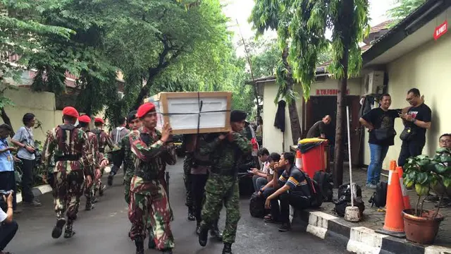 20160321-Peti-Jenazah-Korban-Helikopter-Jatuh-RS-Polri-Jakarta
