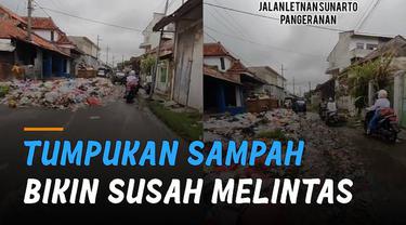 Tumpukan sampah di jalanan hingga hampir menutupi arus jalan. Kejadian itu terjadi di Jalan Letnan Sunarto, Pangeranan, Bangkalan, Madura, Jawa Timur.
