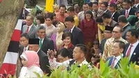 Di resepsi pernikahan Kahiyang-Bobby, cucu laki-laki Presiden Joko Widodo atau Jokowi, Jan Ethes, beraksi menggemaskan. (Liputan6.com/Aditya Eka Prawira)
