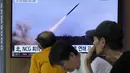 Peluncuran rudal tersebut menambah rentetan uji coba senjata baru-baru ini yang tampaknya merupakan protes terhadap AS yang mengirimkan aset angkatan laut utama ke Korea Selatan sebagai bagian dari unjuk kekuatan. (AP Photo/Ahn Young-joon)