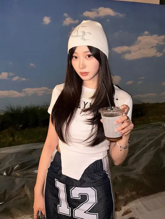 Tampil Y2K dengan tshirt putih cut out dipadukan rok dengan gaya basket dan bennie putih seperti Giselle. [@aerichandesu]