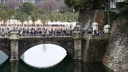 Warga menghadiri perayaan ulang tahun ke-63 Kaisar Jepang Naruhito di Istana Kekaisaran, Tokyo, Jepang, Kamis (23/2/2023). Warga Jepang ramai-ramai datang untuk mengucapkan selamat kepadanya Kaisar Jepang Naruhito saat perayaan ulang tahunnya yang ke-63. (Rodrigo Reyes Marin/Pool Photo via AP)