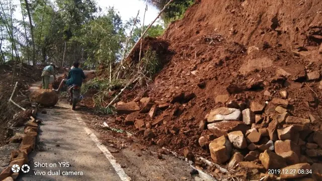 Tumpukan material longsor menutupi jalan raya Garumukti - Linggarjati, Kecamatan Pamulihan Garut, Jawa Barat