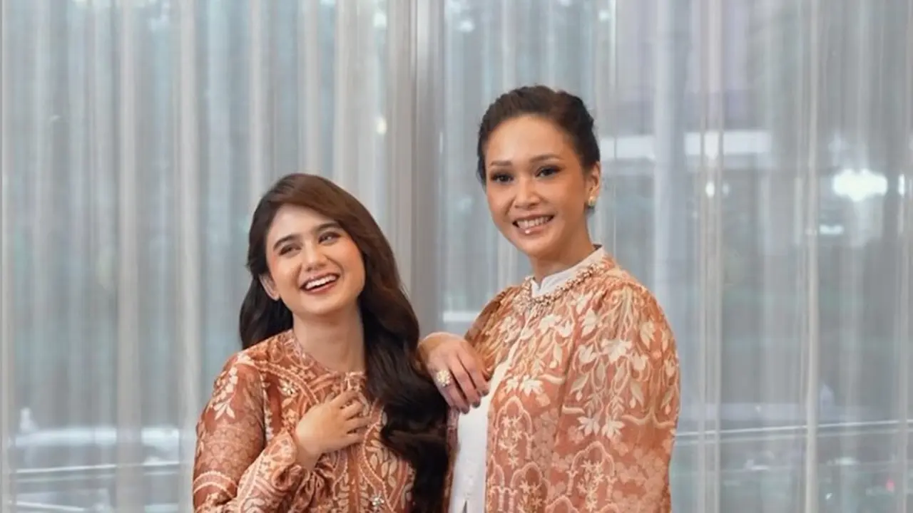 Ide Baju Lebaran yang Kompak Bersama Anak Perempuan