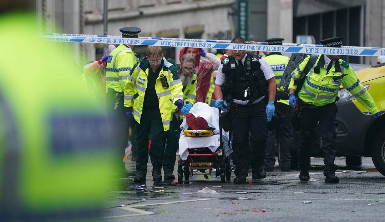 Insiden tersebut menyebabkan empat orang terluka, dengan satu di antaranya mengalami luka serius. Dalam konferensi pers yang digelar layanan darurat setempat, dilaporkan total 27 orang mendapatkan perawatan di rumah sakit, sementara 20 lainnya mengalami cedera ringan. (Owen Humphreys/PA via AP)