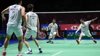 Pasangan Jepang Hiroyuki Endo/Yuta Watanabe mengembalikan kok kepada pasangan Indonesia Kevin Sanjaya Sukamuljo/Marcus Fernaldi Gideon pada laga final ganda putra All England 2020 di Birmingham, Inggris, Minggu (15/3/2020). Kevin/Marcus kalah dengan skor 18-21, 21-12, dan 19-21. (Oli SCARFF/AFP)