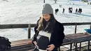 Momen liburan Jessica Mila dengan baby bumpnya yang semakin membesar. Tak bisa dipungkiri kebahagiaan terpancar nyata dari kecantikan Jessica Mila di momen ini. [Foto: Instagram/jscmila]