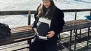 Momen liburan Jessica Mila dengan baby bumpnya yang semakin membesar. Tak bisa dipungkiri kebahagiaan terpancar nyata dari kecantikan Jessica Mila di momen ini. [Foto: Instagram/jscmila]