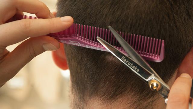 Salah Potong Rambut, Pria Lakukan Hal Menjijikan ke Tukang Cukur
