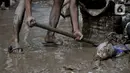 Warga membersihkan lumpur di sekitar rumah usai banjir menerjang Perumahan Pondok Gede Permai, Jatiasih, Bekasi, Jawa Barat, Kamis (2/1/2020). Terjangan banjir setinggi lima meter tersebut menyisakan lumpur dan sampah yang memenuhi seluruh kompleks perumahan. (merdeka.com/Iqbal Nugroho)